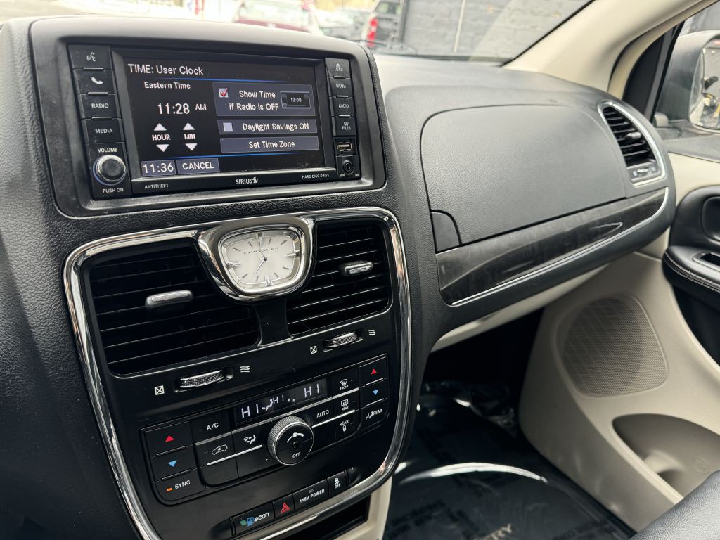 2014 Chrysler Town & Country Image 11
