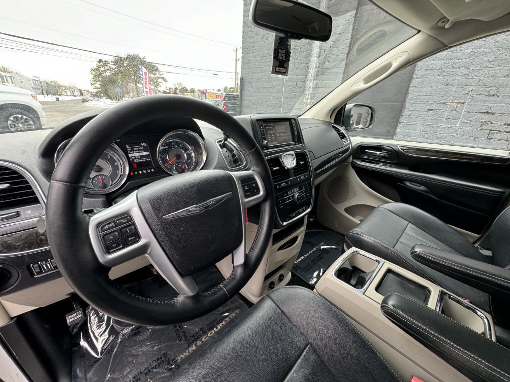 2014 Chrysler Town & Country Image 12