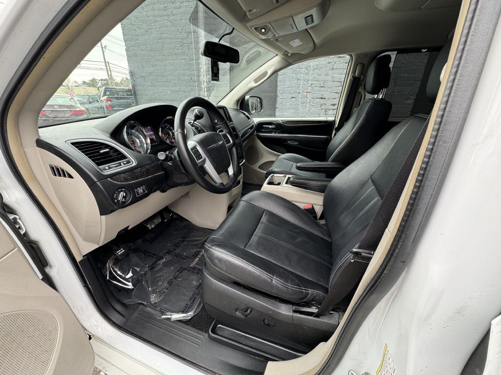 2014 Chrysler Town & Country Image 13