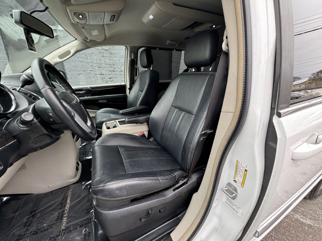 2014 Chrysler Town & Country Image 14