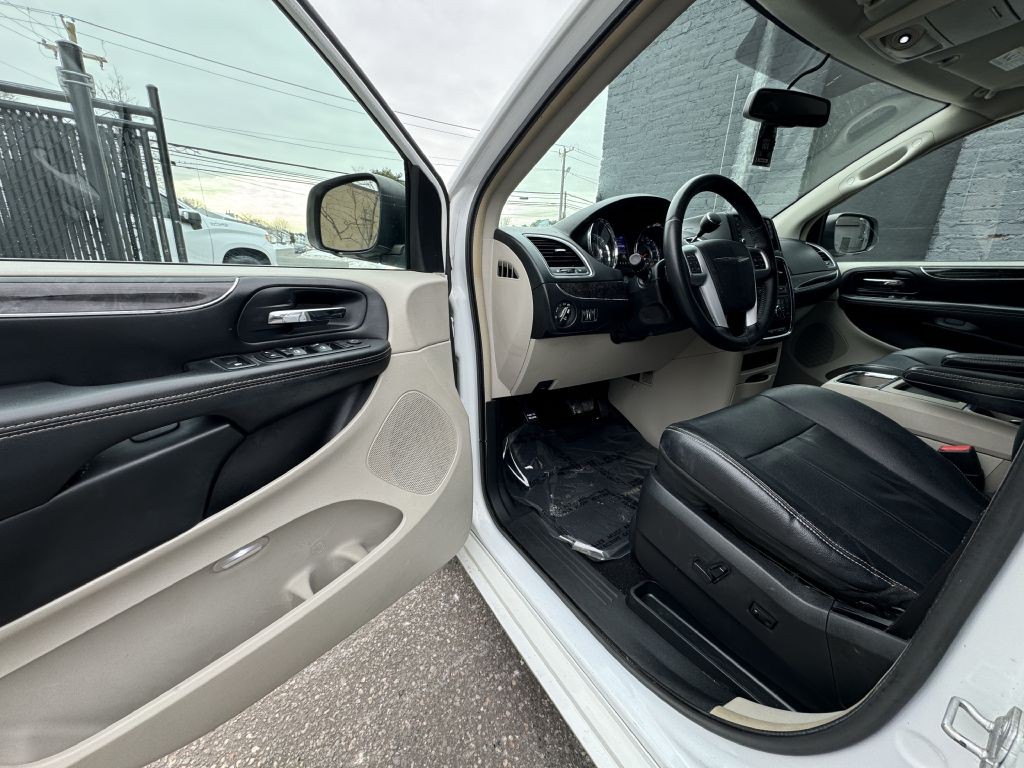 2014 Chrysler Town & Country Image 15
