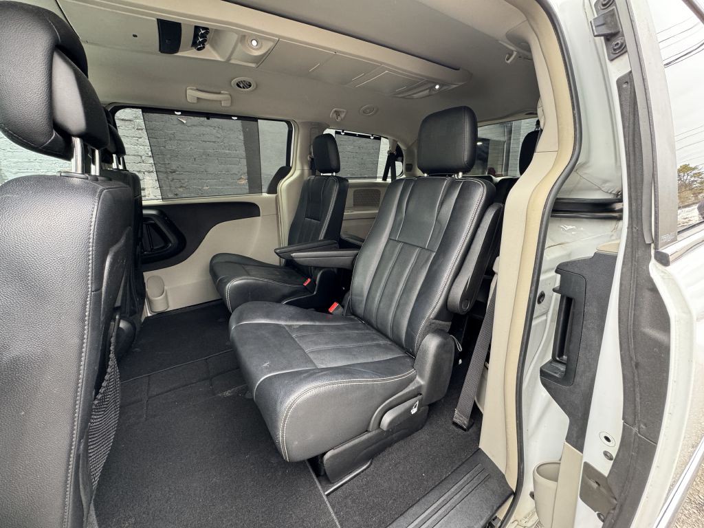 2014 Chrysler Town & Country Image 16