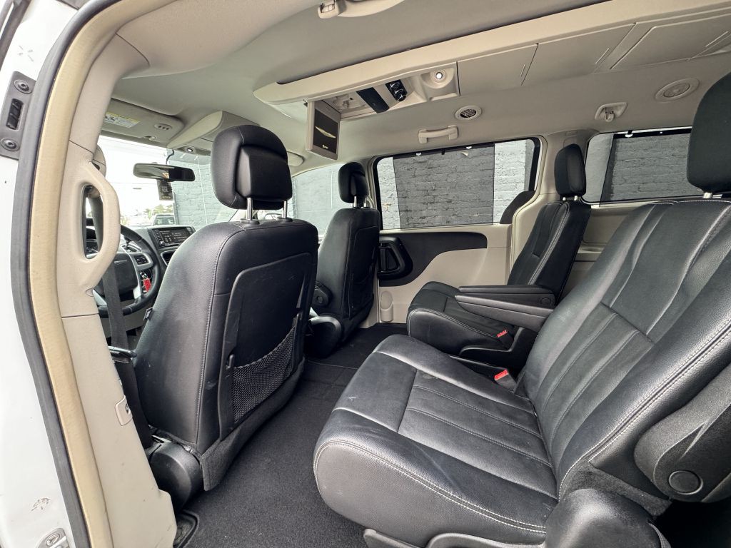 2014 Chrysler Town & Country Image 17