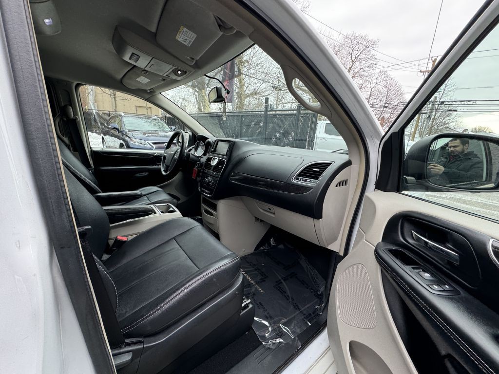 2014 Chrysler Town & Country Image 19