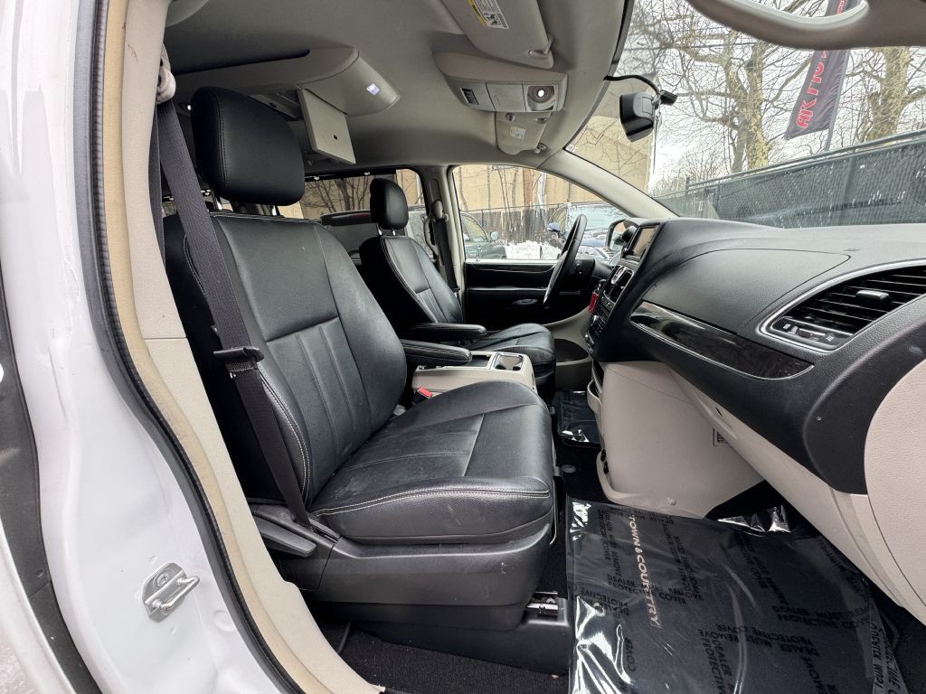 2014 Chrysler Town & Country Image 20