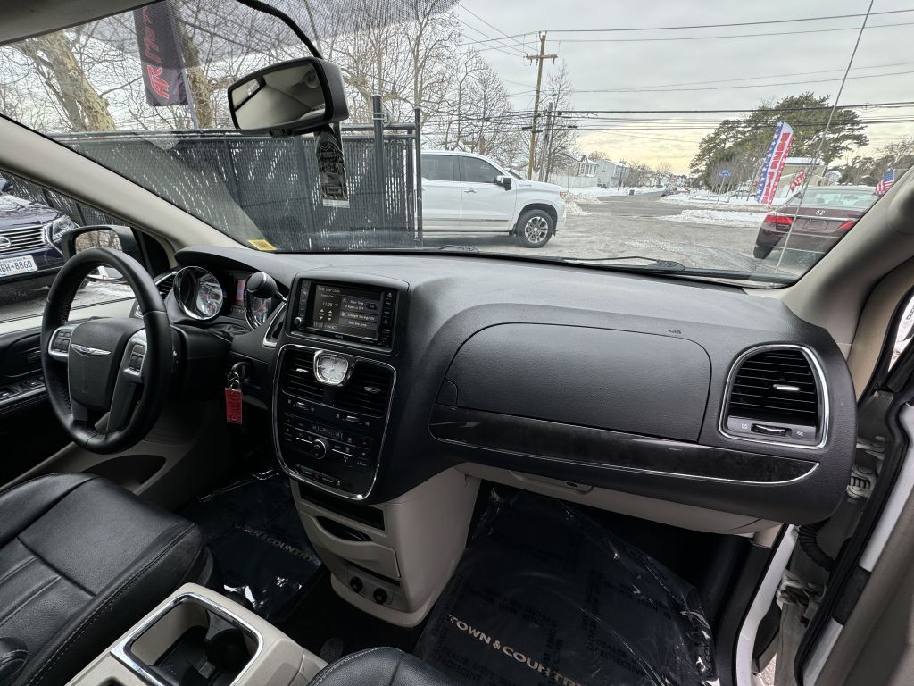 2014 Chrysler Town & Country Image 21