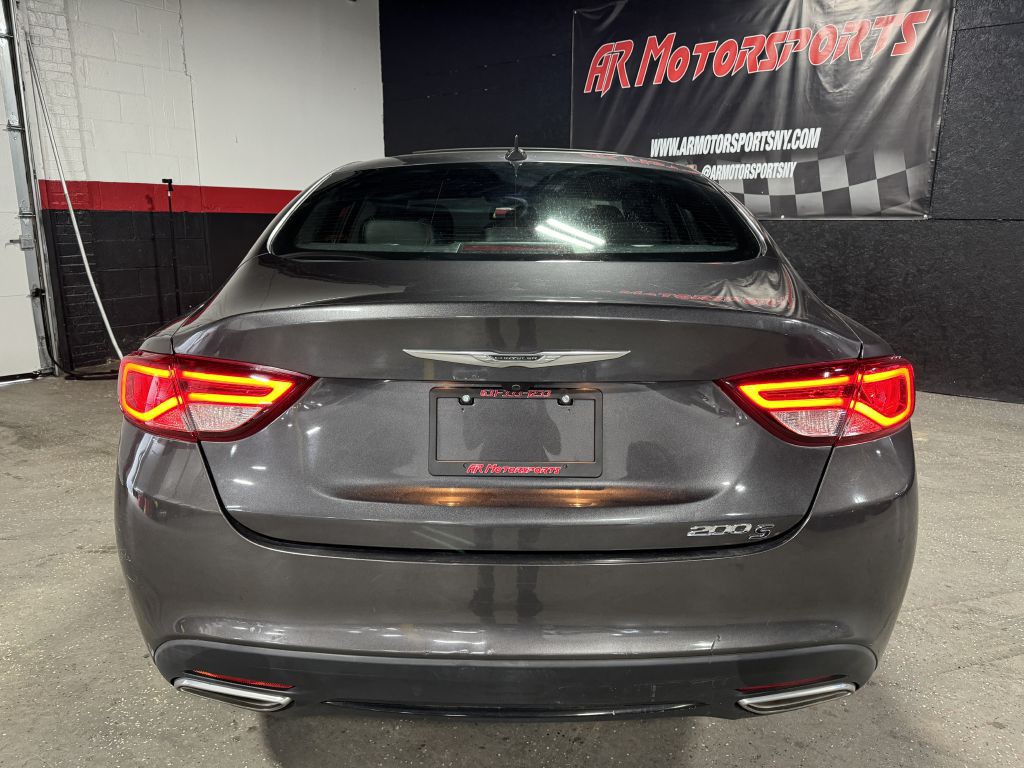 2016 Chrysler 200 Image 4