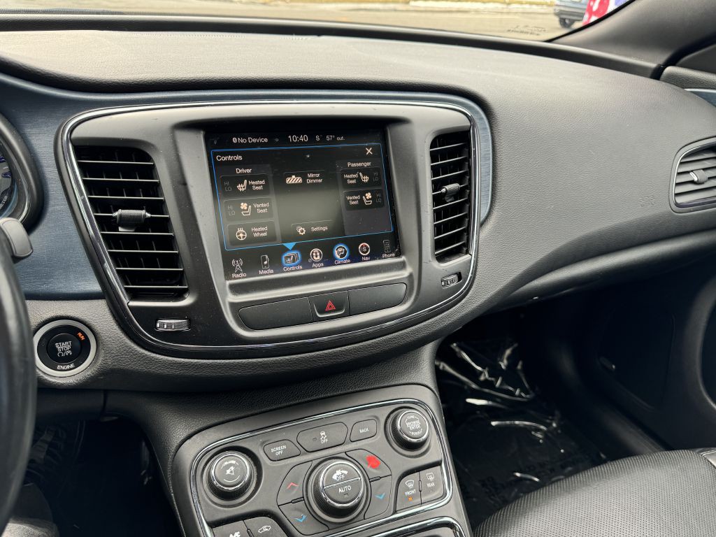 2016 Chrysler 200 Image 10