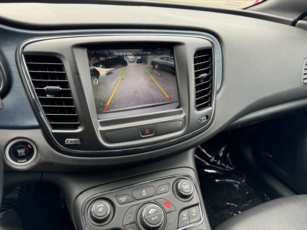 2016 Chrysler 200 Image 11