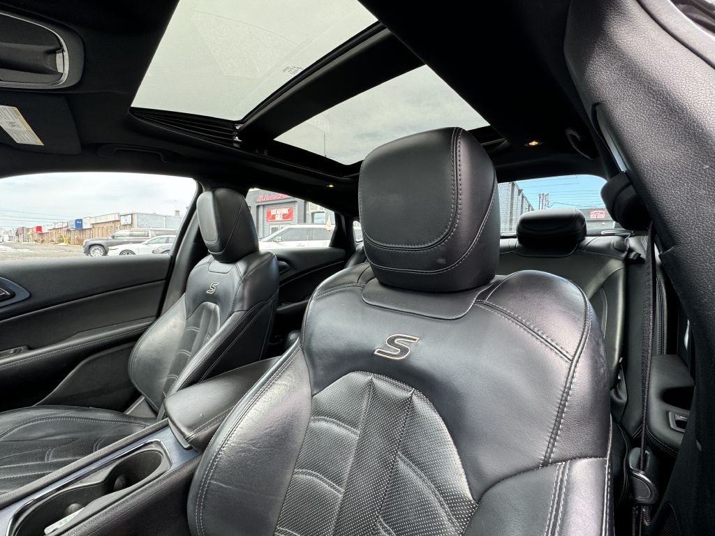 2016 Chrysler 200 Image 15