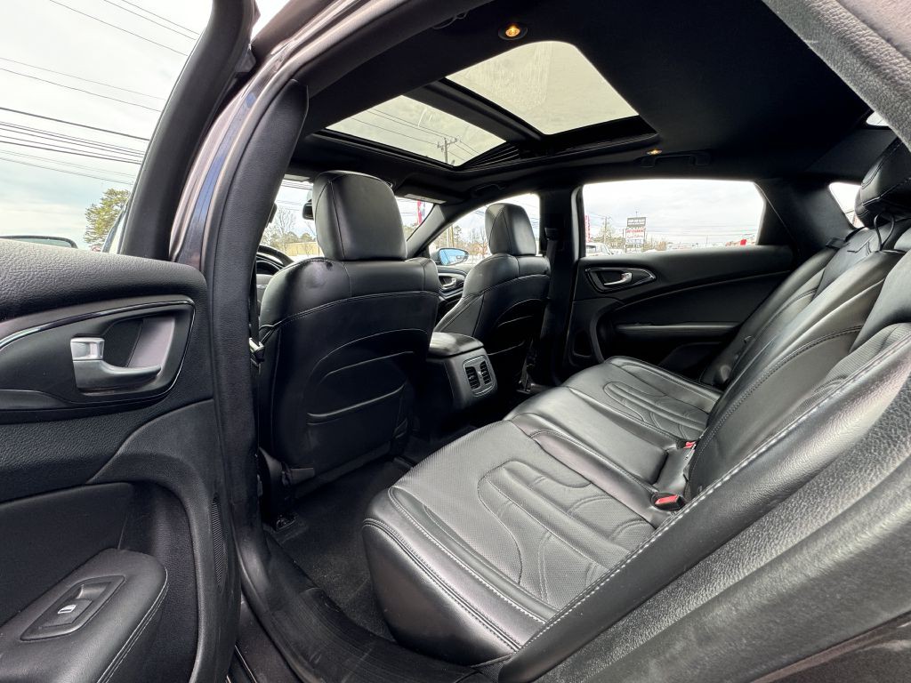 2016 Chrysler 200 Image 16