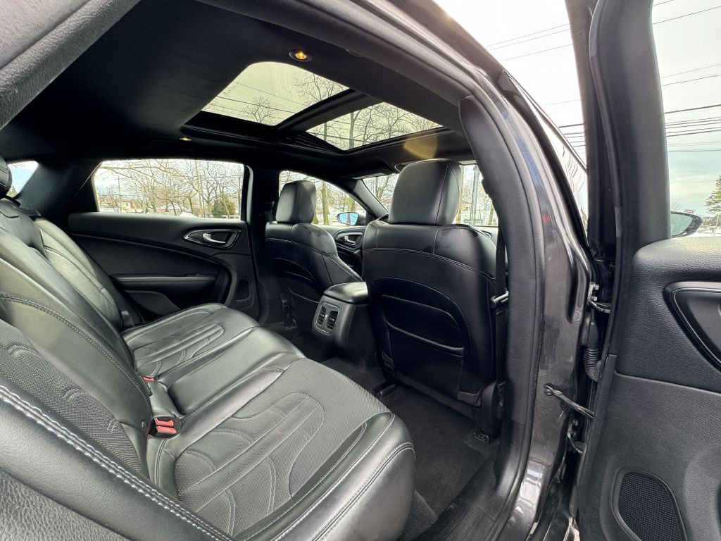 2016 Chrysler 200 Image 18