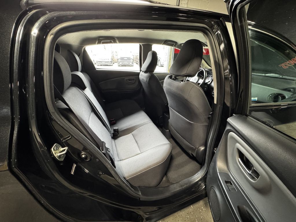 2015 Toyota Yaris Image 16