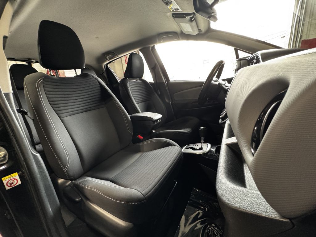 2015 Toyota Yaris Image 18