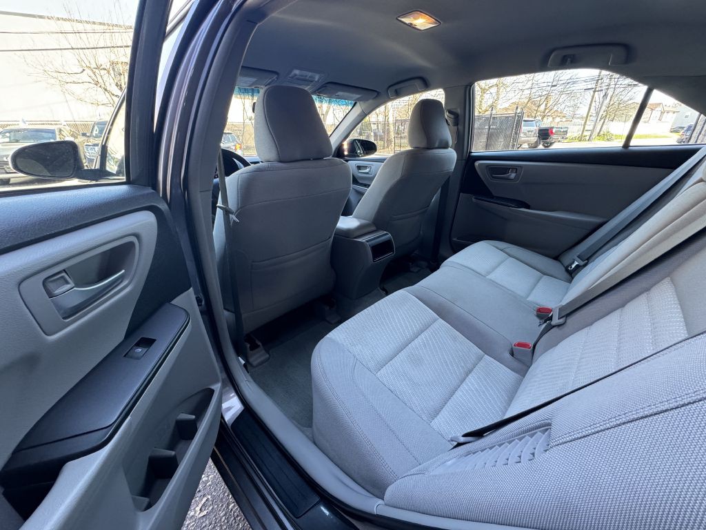 2016 Toyota Camry Image 17
