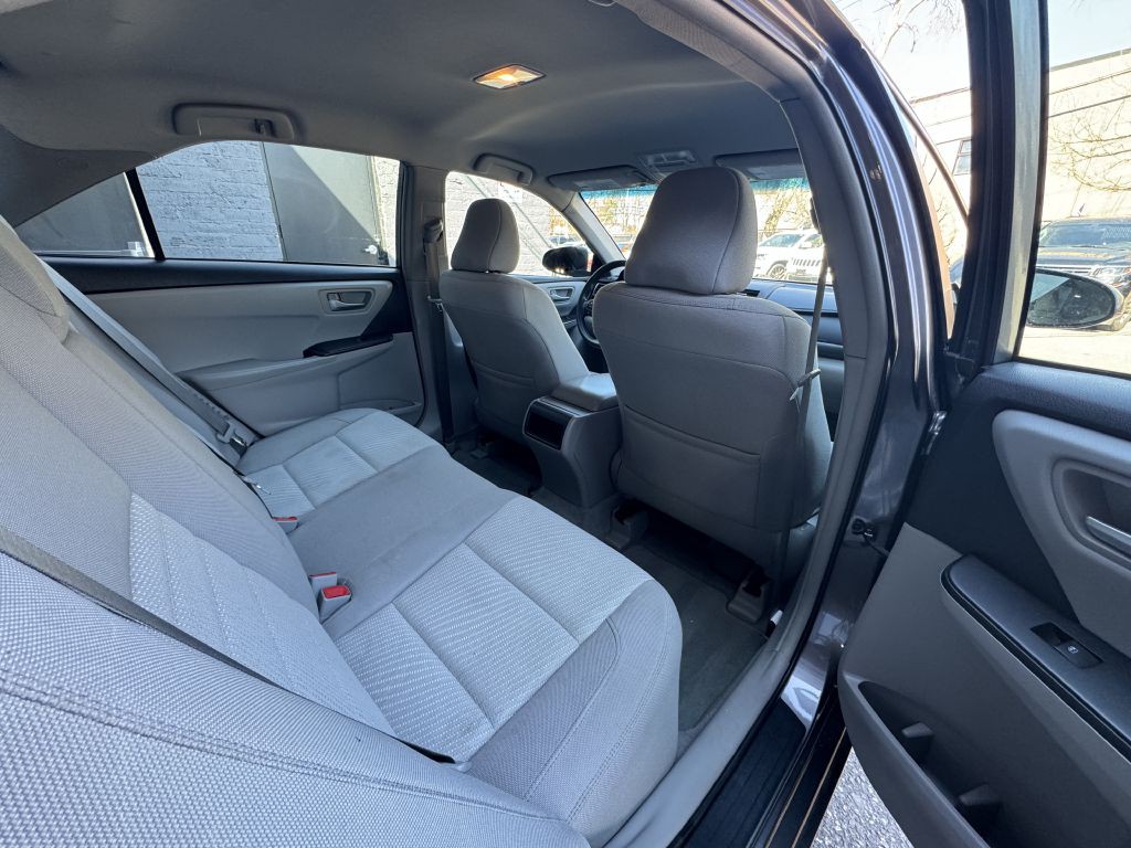 2016 Toyota Camry Image 18