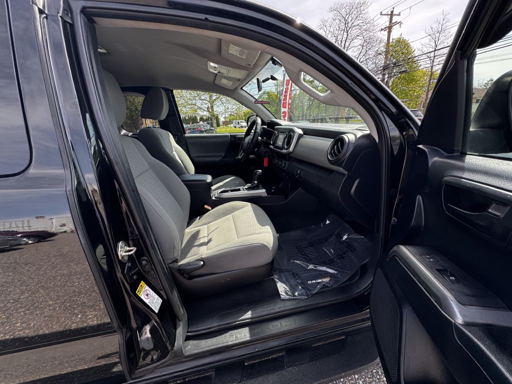 2016 Toyota Tacoma Image 17