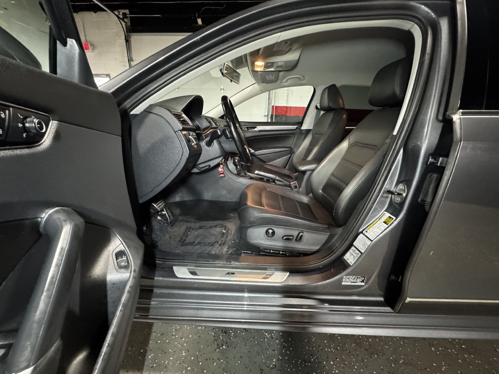 2017 Volkswagen Passat Image 9