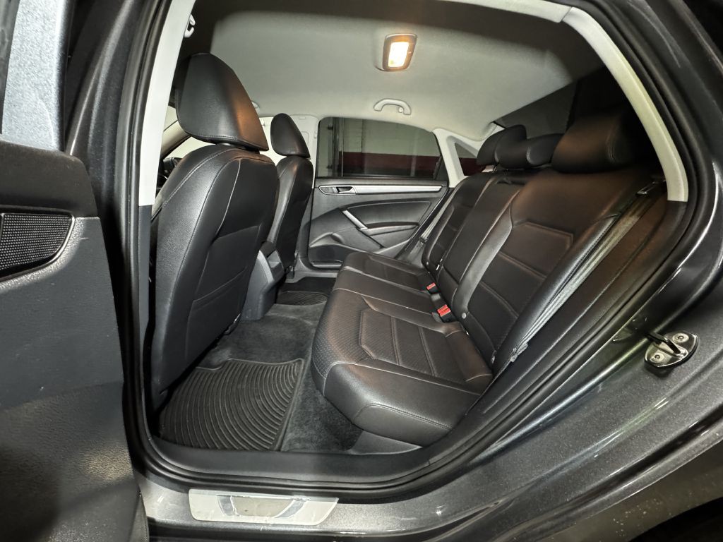 2017 Volkswagen Passat Image 12