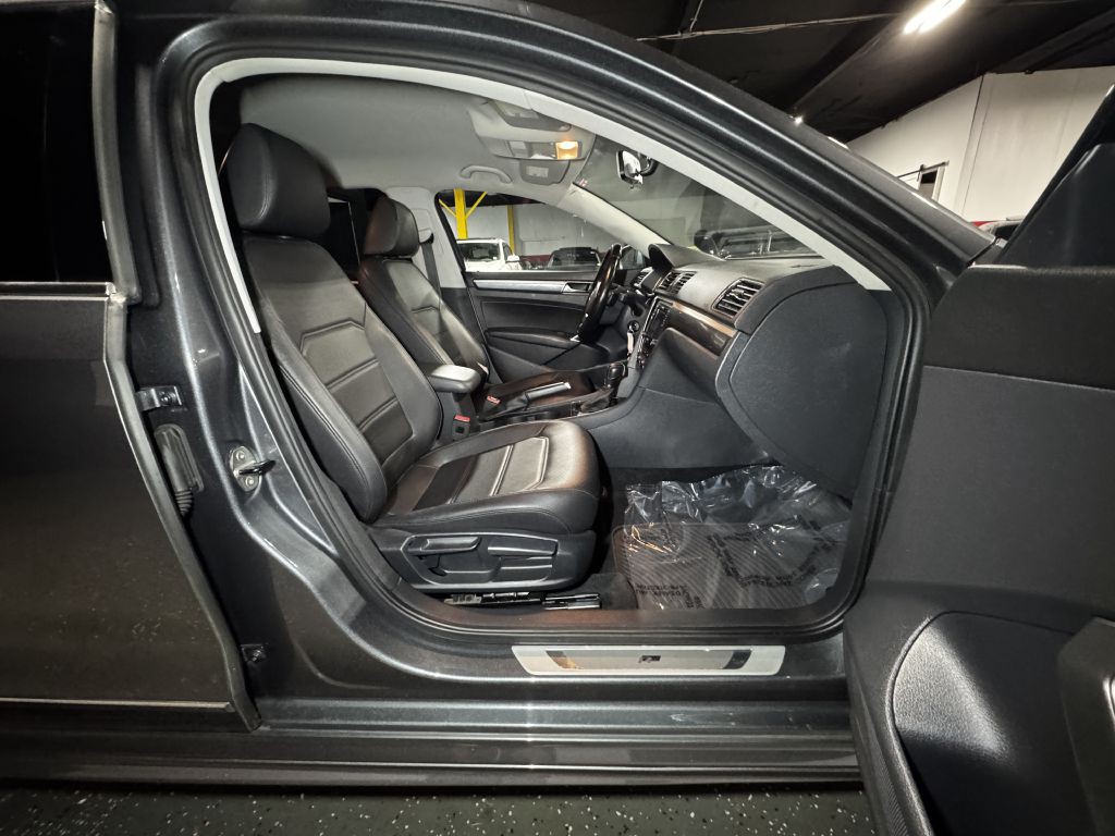 2017 Volkswagen Passat Image 15