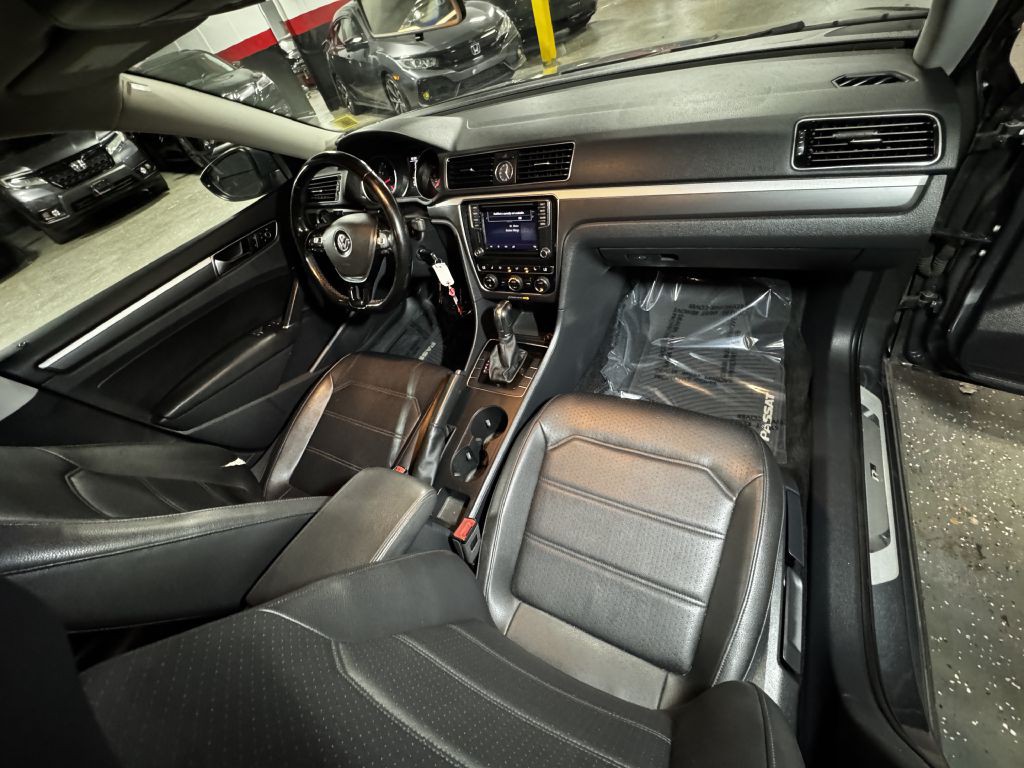 2017 Volkswagen Passat Image 17