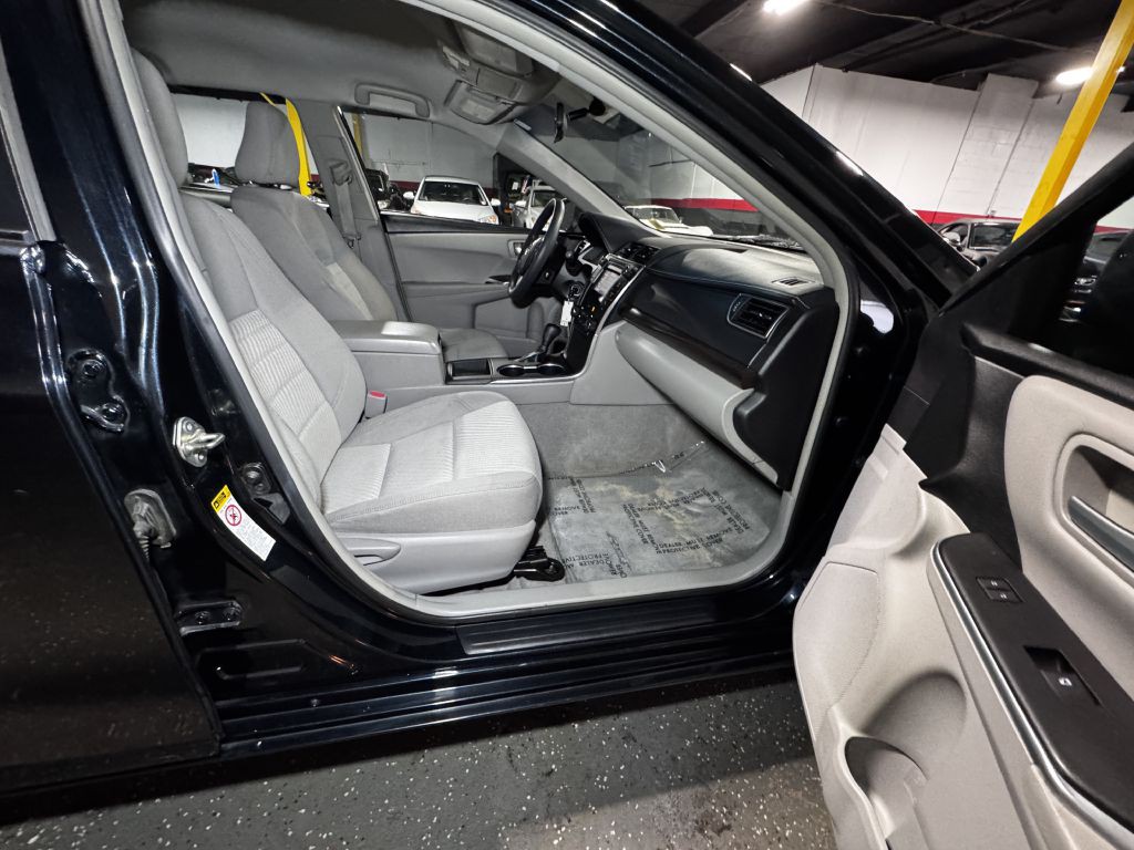 2015 Toyota Camry Image 16