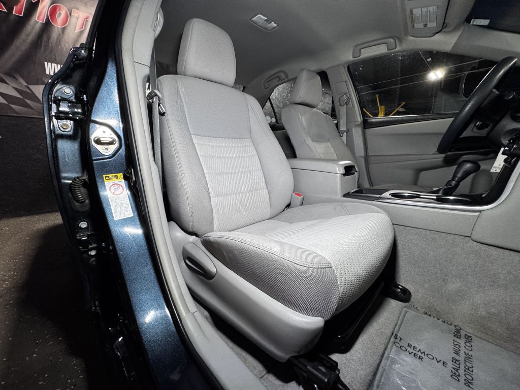 2015 Toyota Camry Image 17