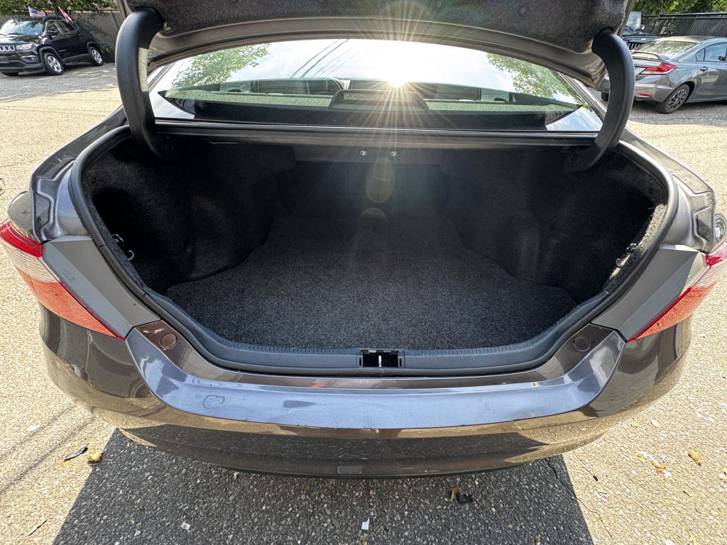 2016 Toyota Camry Image 15