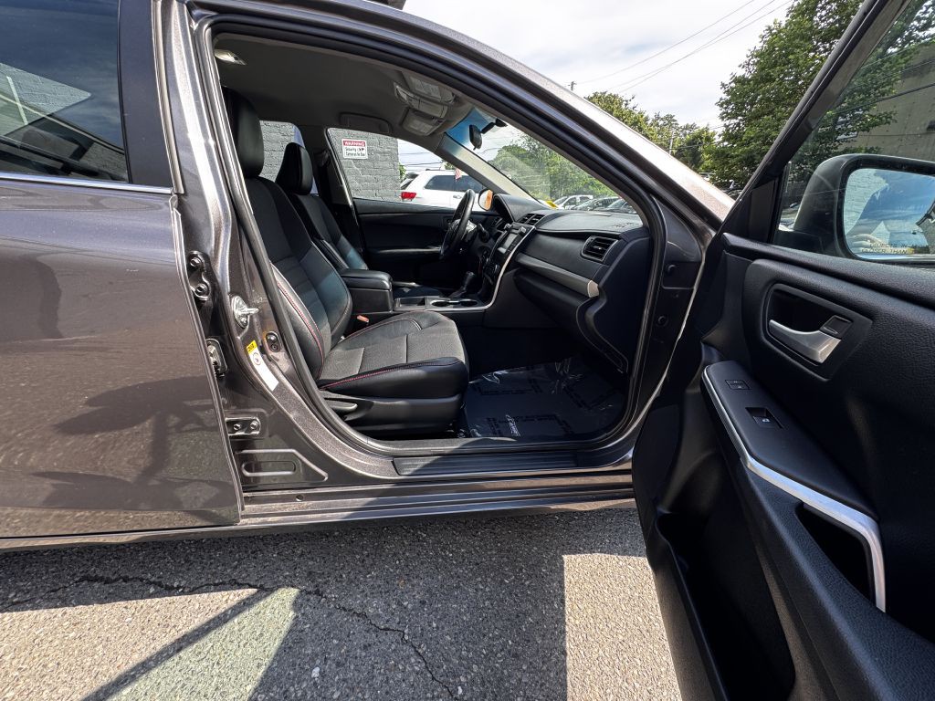 2016 Toyota Camry Image 17