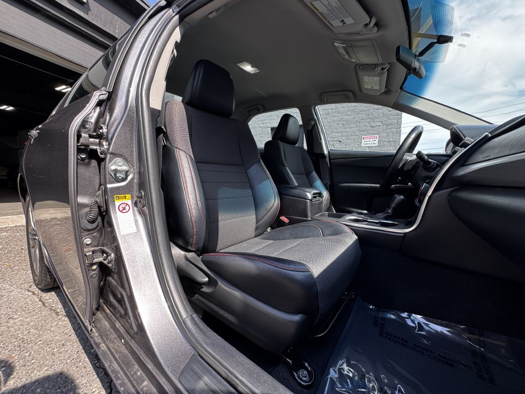 2016 Toyota Camry Image 18