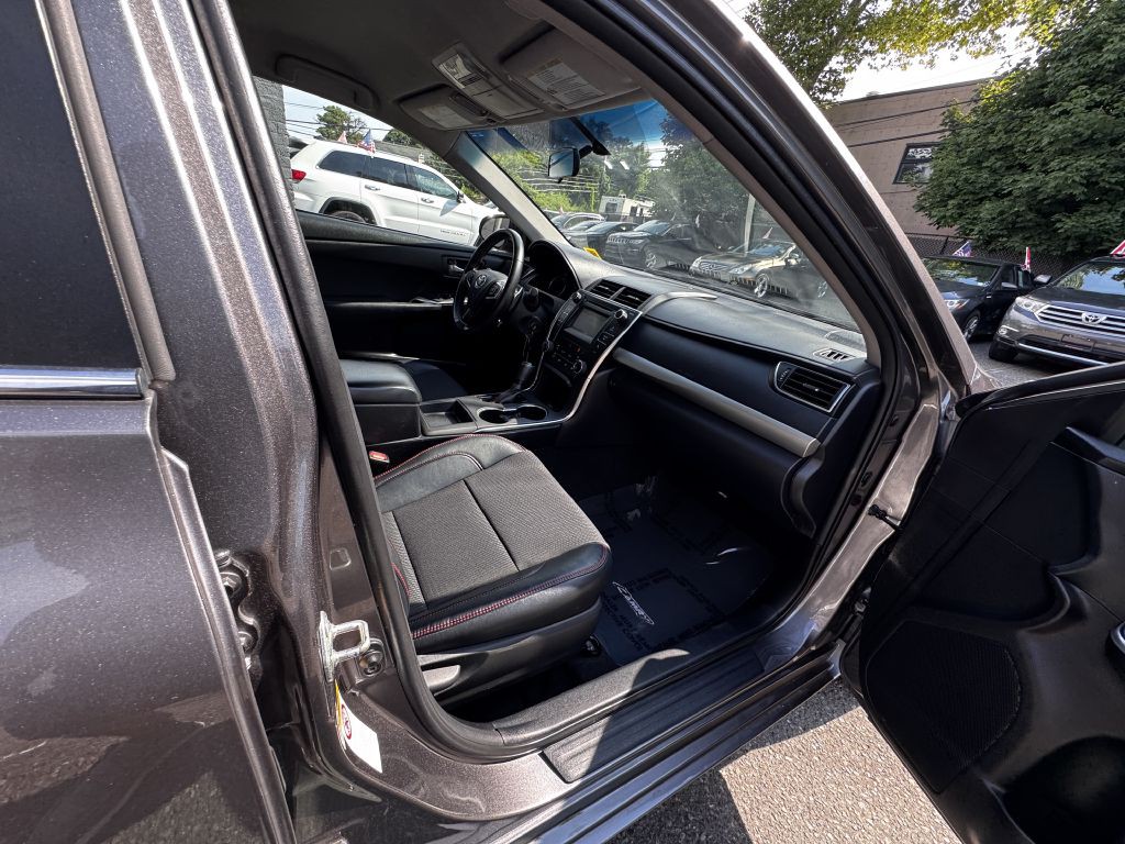 2016 Toyota Camry Image 19