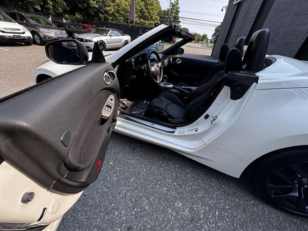 2015 Nissan 370Z Image 11