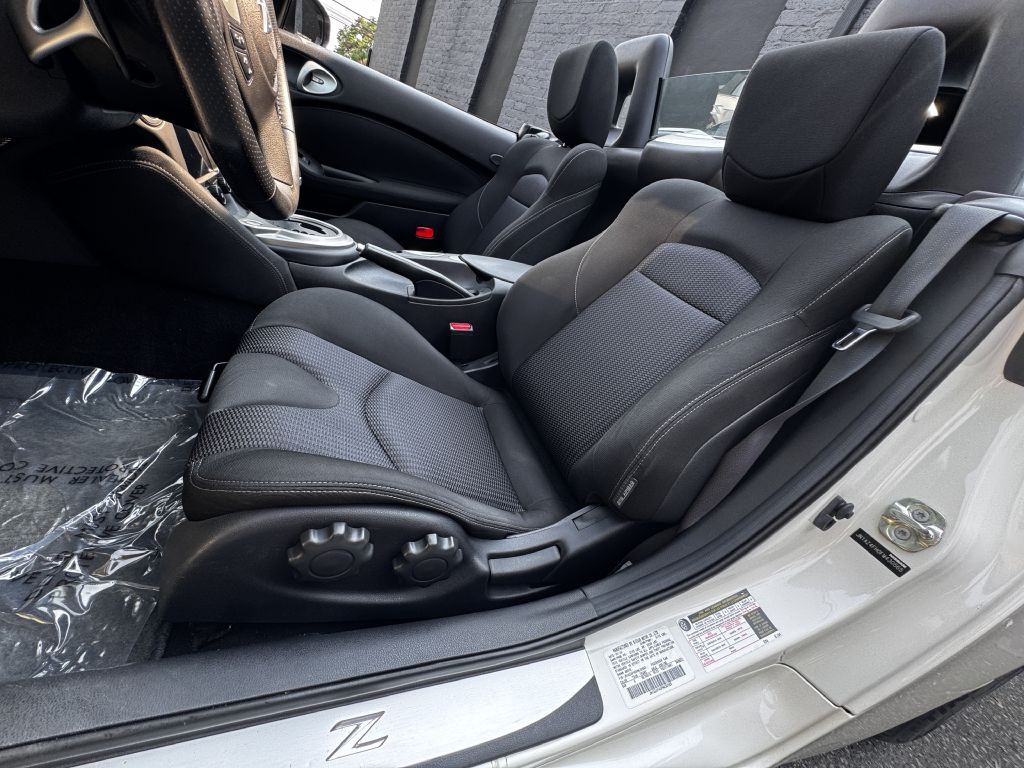 2015 Nissan 370Z Image 12
