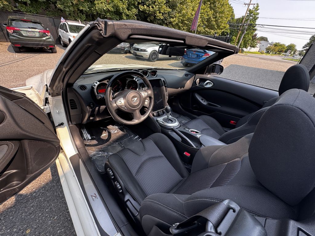2015 Nissan 370Z Image 13