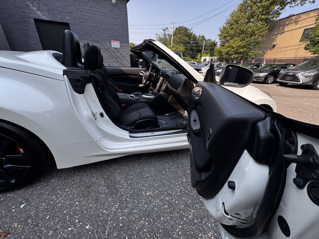 2015 Nissan 370Z Image 14