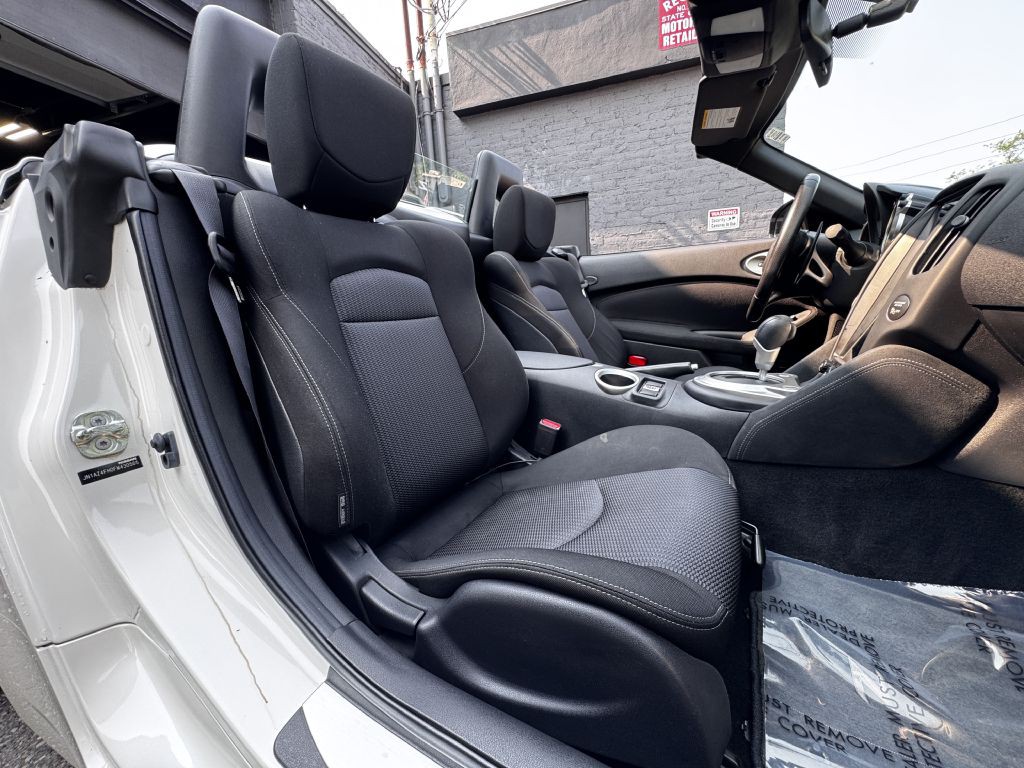 2015 Nissan 370Z Image 15