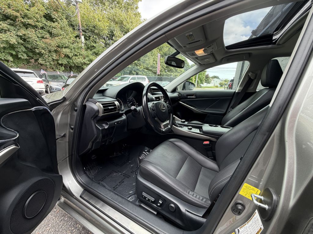 2016 Lexus IS Image 11