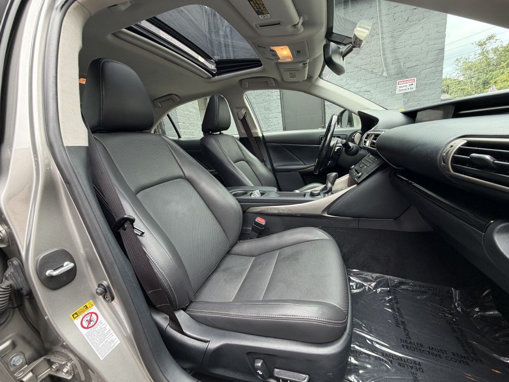2016 Lexus IS Image 16