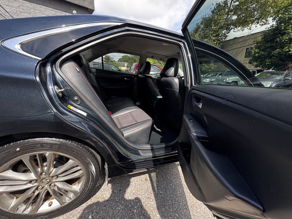 2017 Toyota Camry Image 16