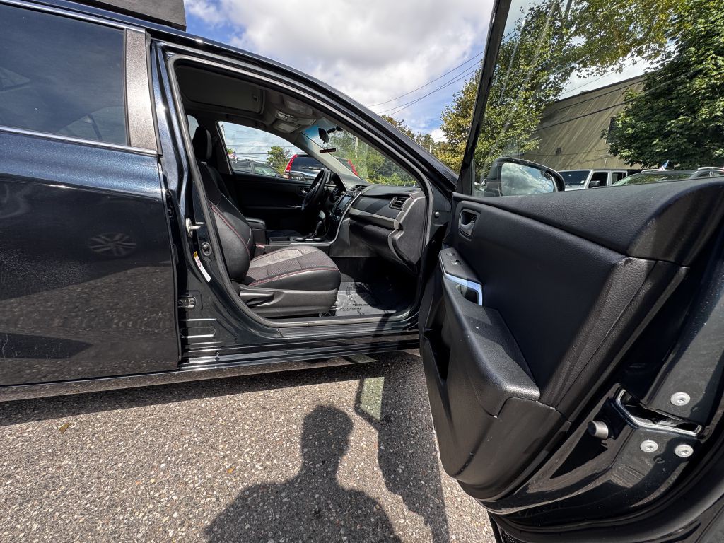 2017 Toyota Camry Image 17