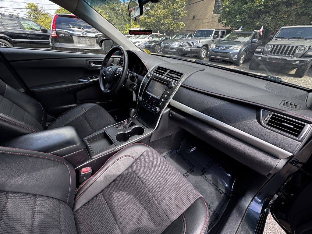2017 Toyota Camry Image 19