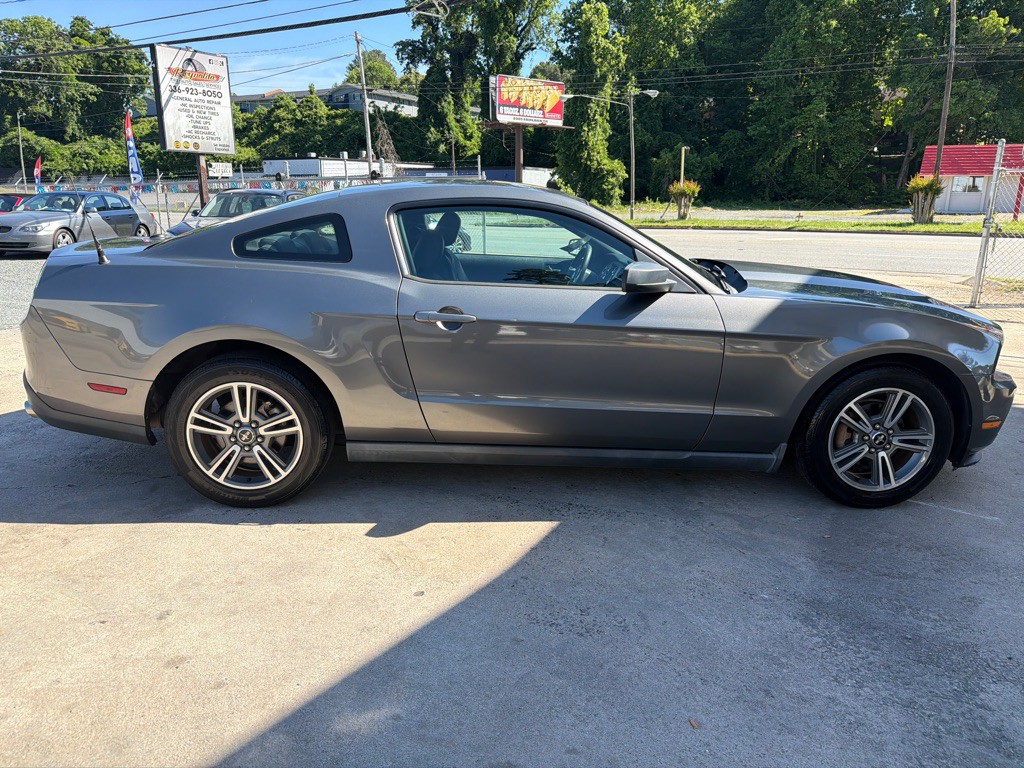 2010 Ford Mustang Image 8