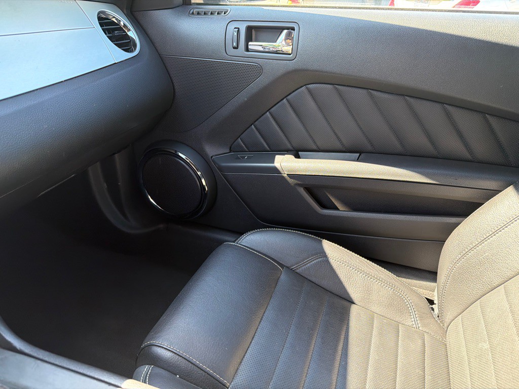 2010 Ford Mustang Image 15