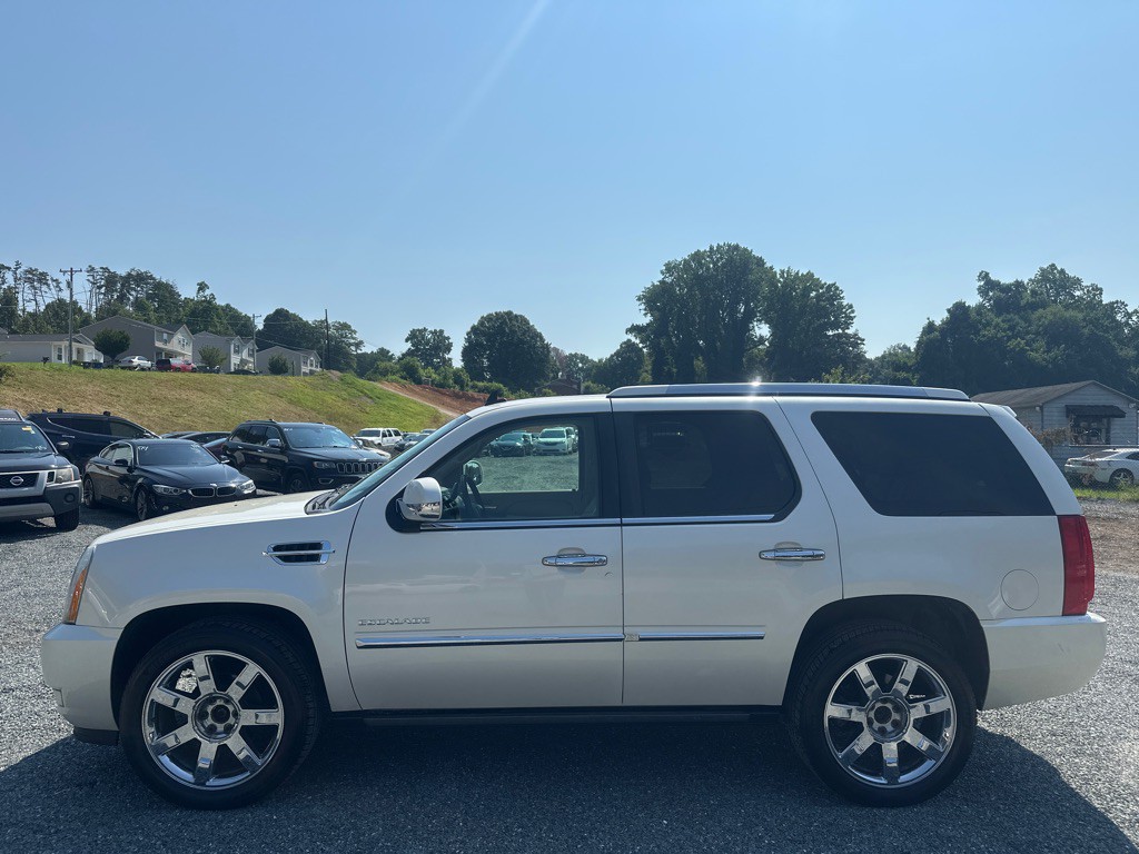 2010 Cadillac Escalade Image 2