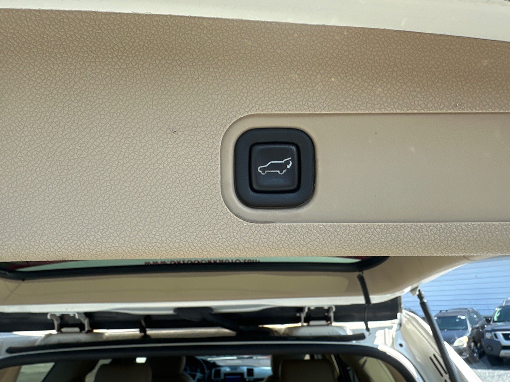 2010 Cadillac Escalade Image 9