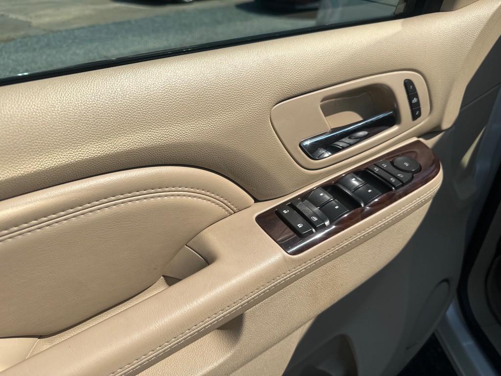 2010 Cadillac Escalade Image 13