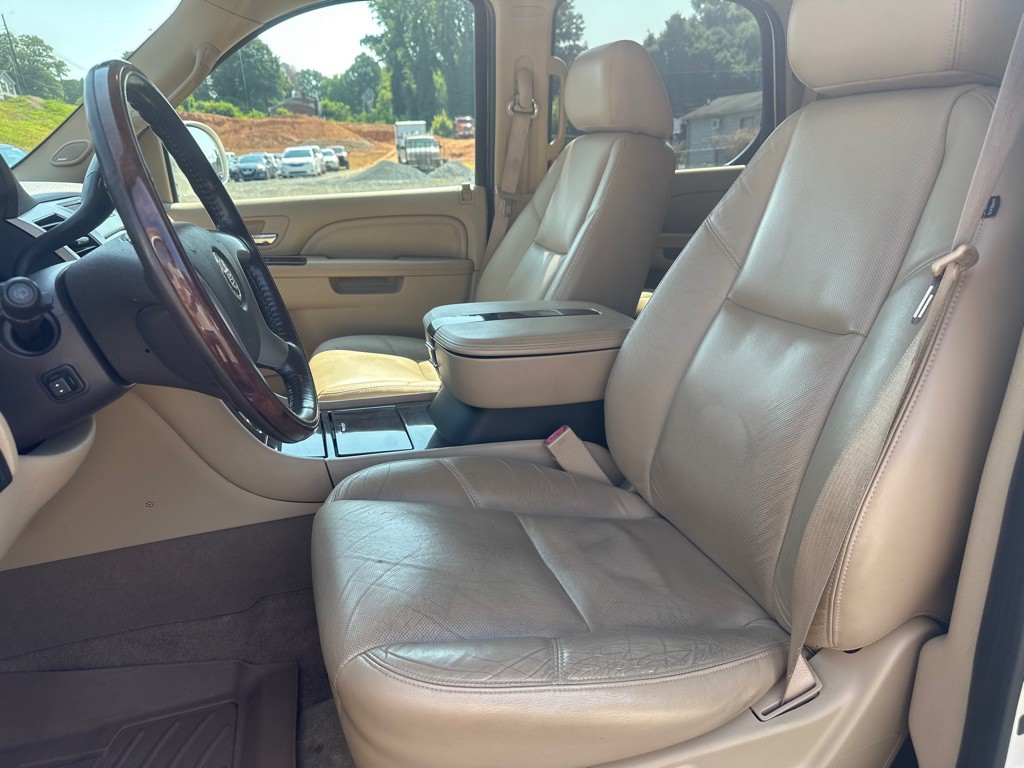 2010 Cadillac Escalade Image 15