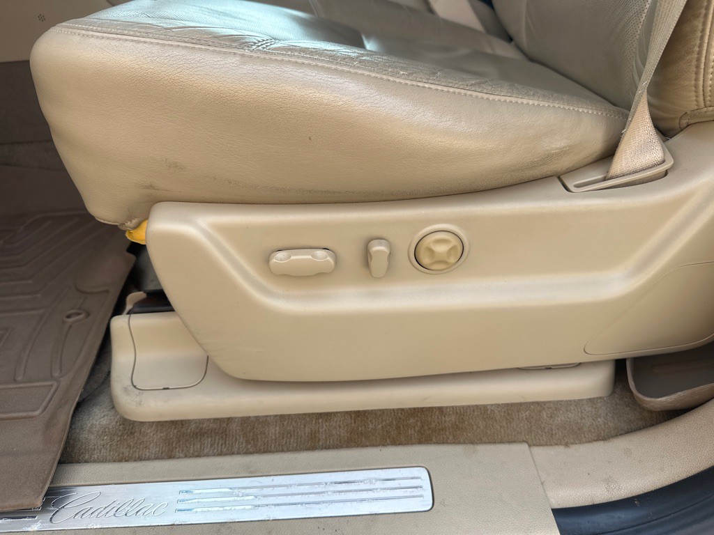 2010 Cadillac Escalade Image 16