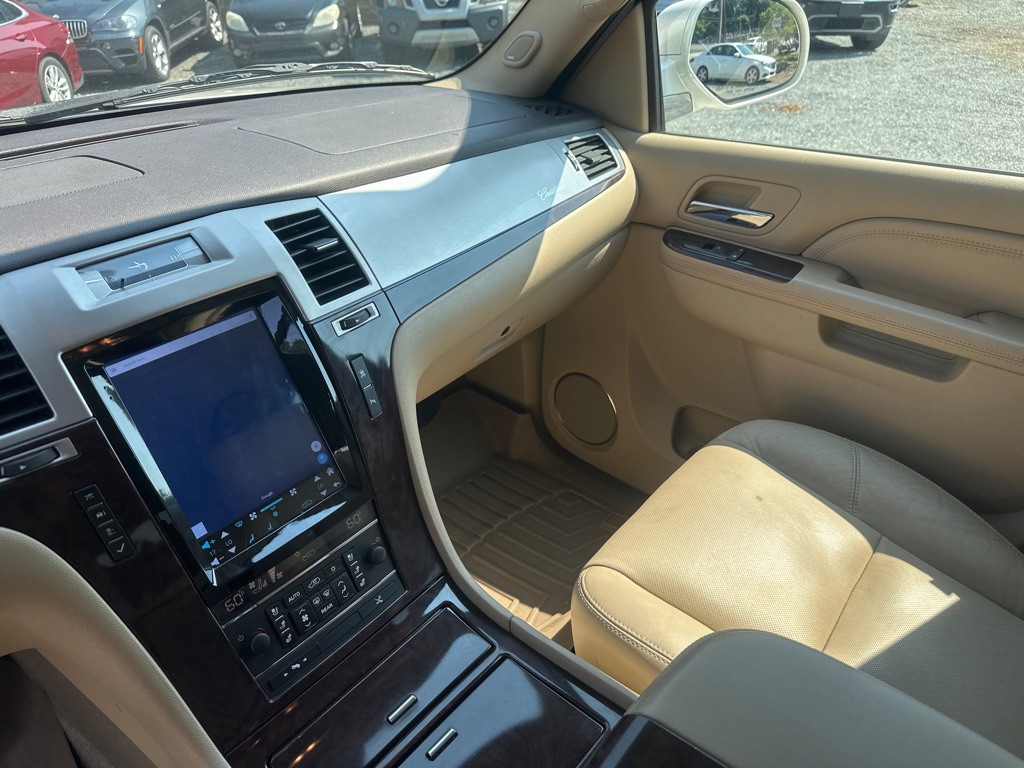 2010 Cadillac Escalade Image 17