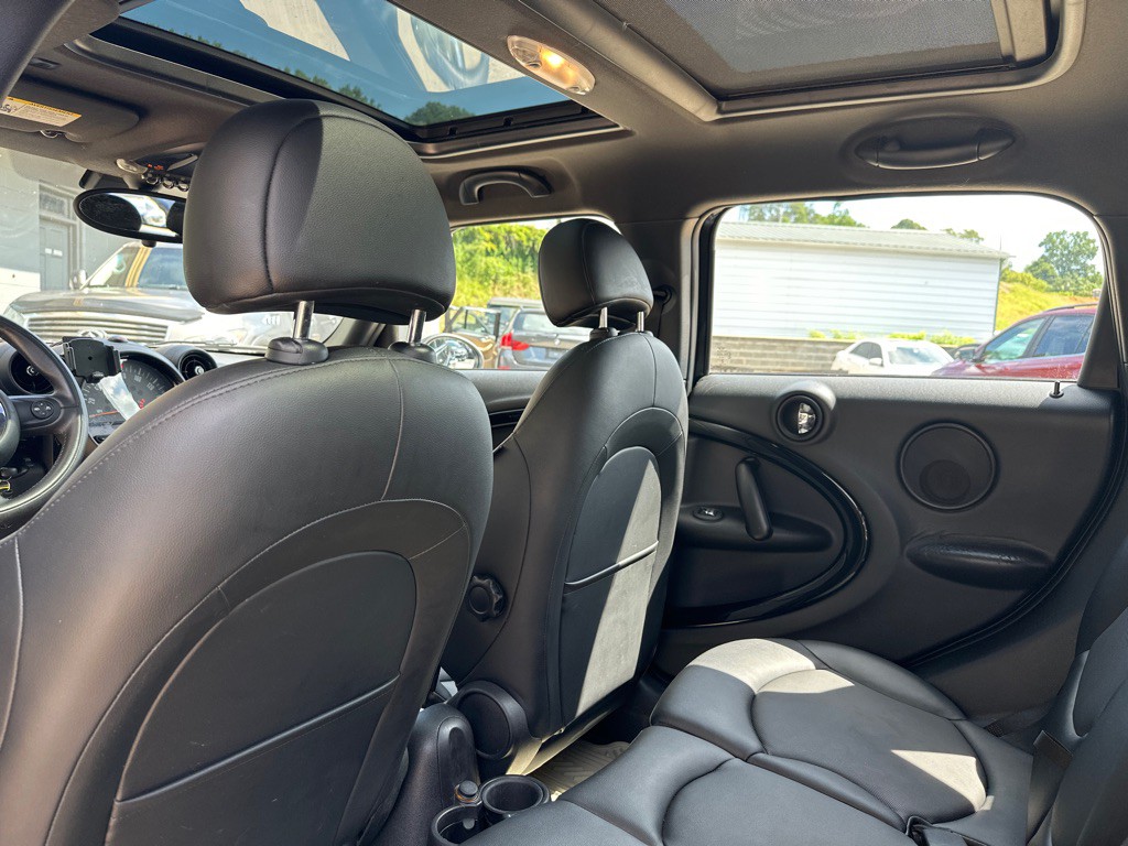 2015 MINI Cooper Image 16